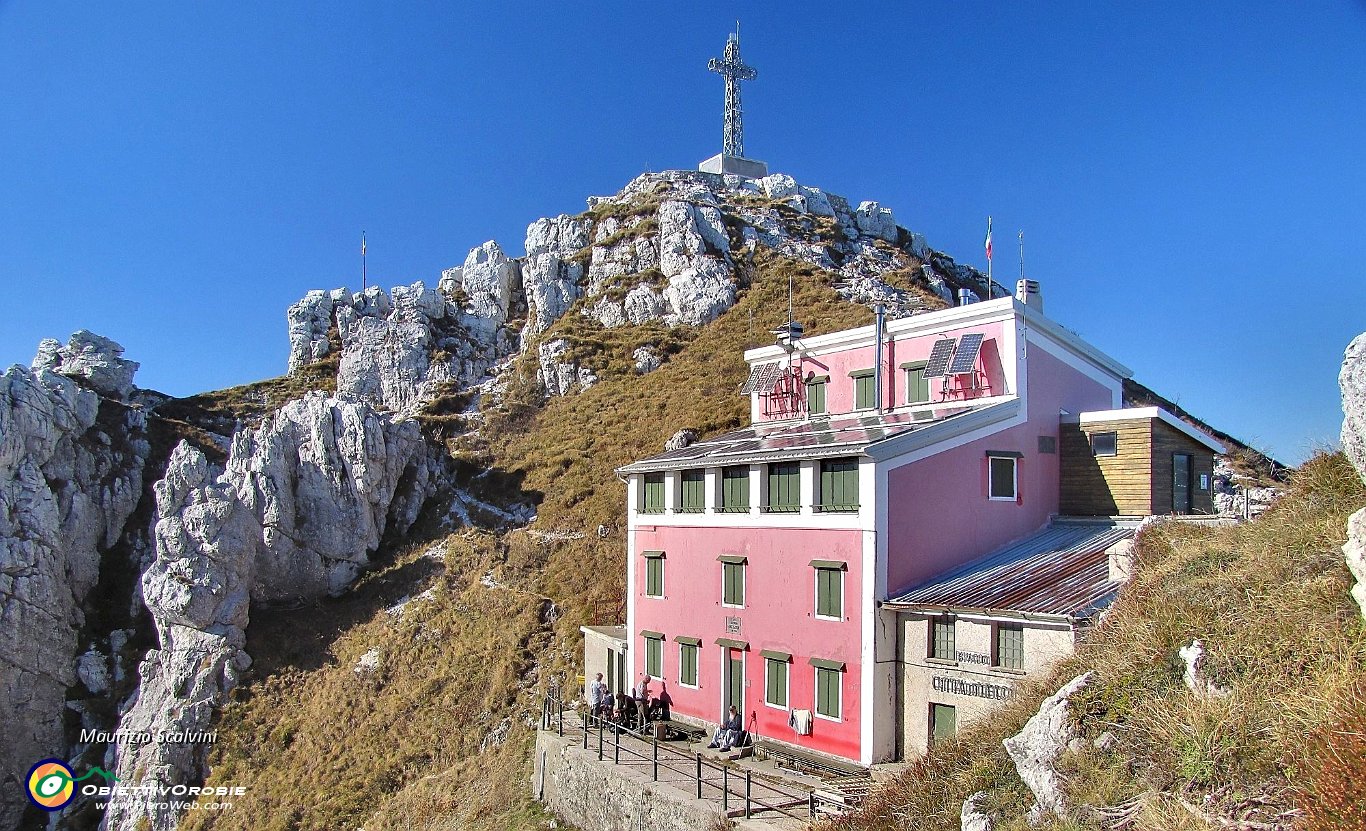 07 Rifugio Azzoni e Punta Cermenati..JPG